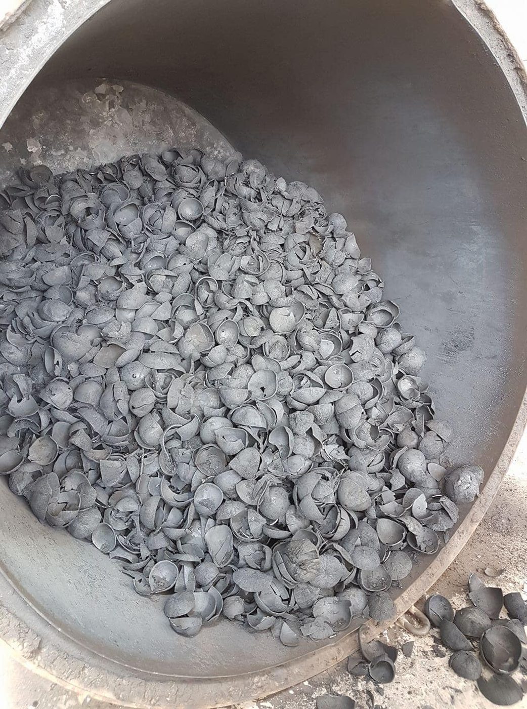 Kookospähkli koore puusöe traditsiooniline trummelahju karboniseerimisprotsess