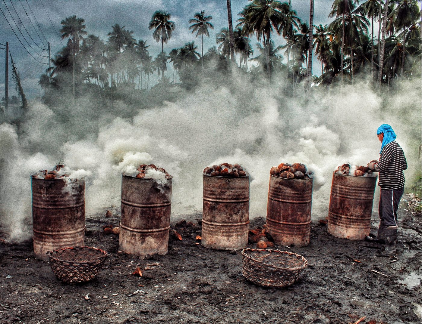 Coconut shell charcoal traditional drum carbonization production process
